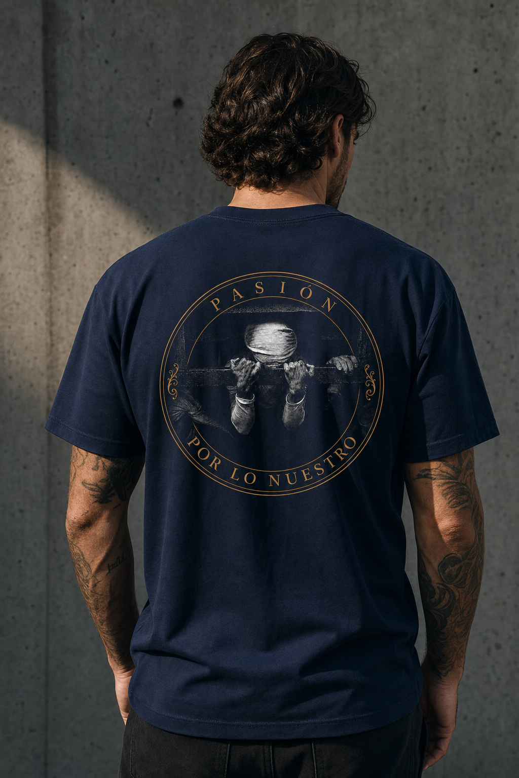 Modelo con camiseta La Espera
