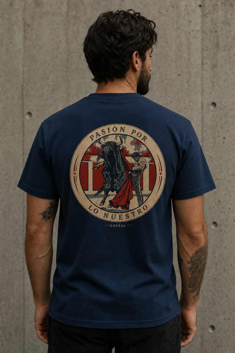 Modelo con camiseta Cara a Cara