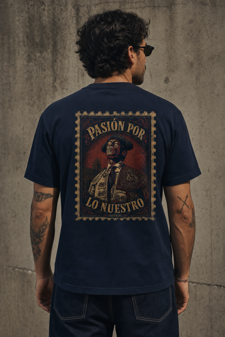 Modelo con camiseta El Maestro