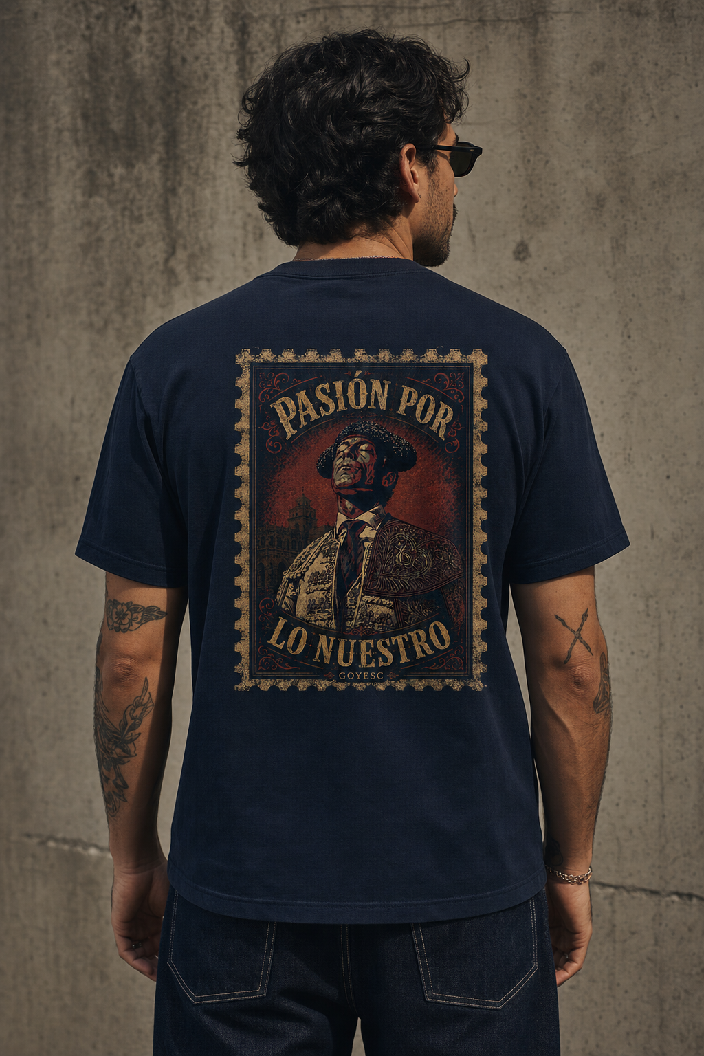 Modelo con camiseta El Maestro
