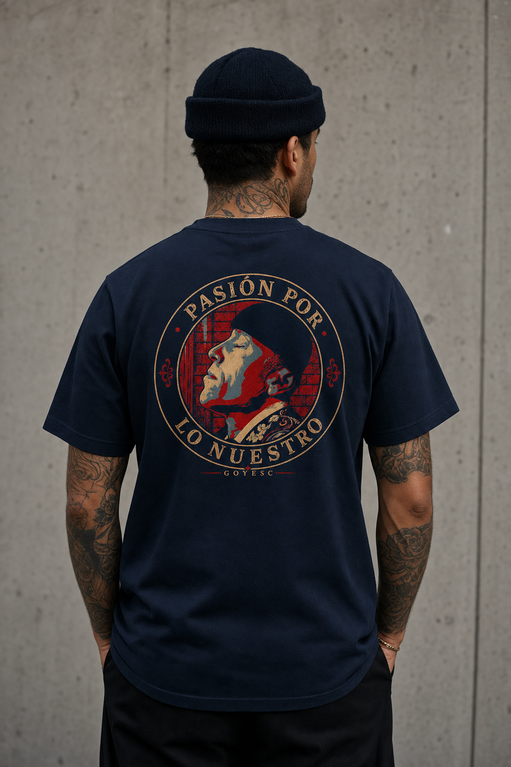Modelo con camiseta Mirada al Cielo