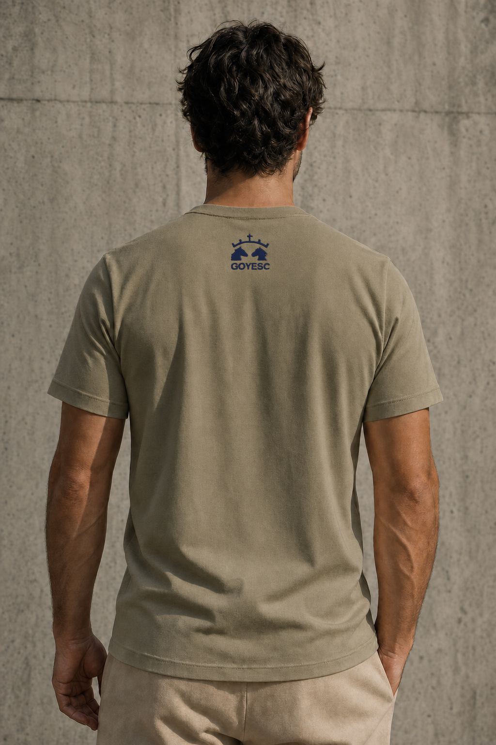 Espalda de la camiseta GOYESC en color caqui, con logo dorado en la nuca