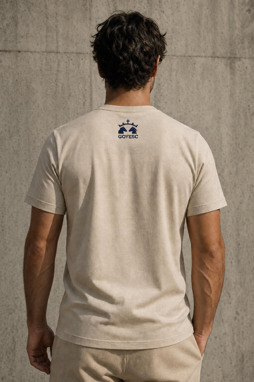Espalda de la camiseta GOYESC en color cuerda, con logo dorado en la nuca